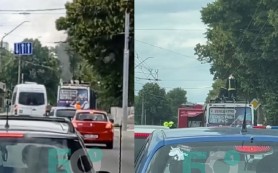 Clipe de groază pentru mai mulți pasageri. Un troleibuz a luat foc din mers, pe o stradă din Bălți